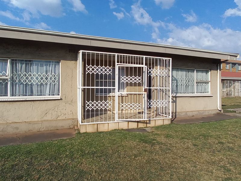 Spacious 3 bedroom apartment block for sale in Vanderbijlpark CW 6, ideal for investors or families! - Photo 2