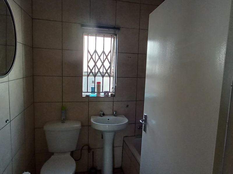 Spacious 3 bedroom apartment block for sale in Vanderbijlpark CW 6, ideal for investors or families! - Photo 8