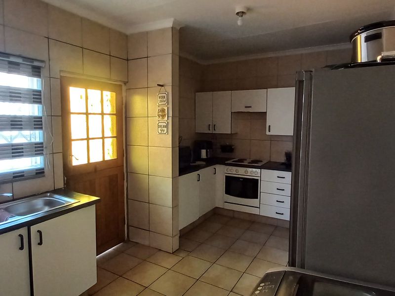 Spacious 3 bedroom apartment block for sale in Vanderbijlpark CW 6, ideal for investors or families! - Photo 6