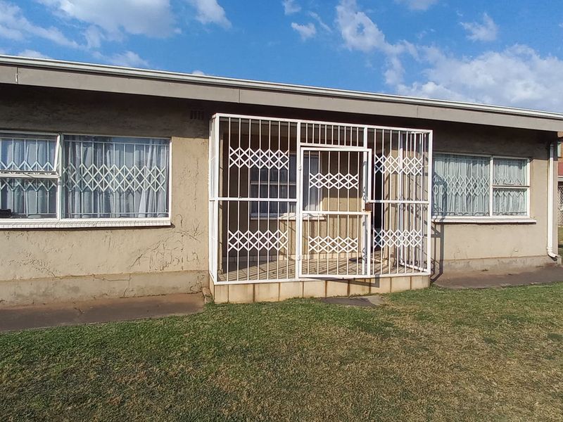 Spacious 3 bedroom apartment block for sale in Vanderbijlpark CW 6, ideal for investors or families! - Photo 1