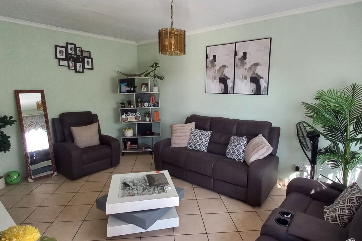 Spacious 3 bedroom apartment block for sale in Vanderbijlpark CW 6, ideal for investors or families! - Photo 3