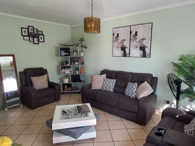 Spacious 3 bedroom apartment block for sale in Vanderbijlpark CW 6, ideal for investors or families! - Photo 3