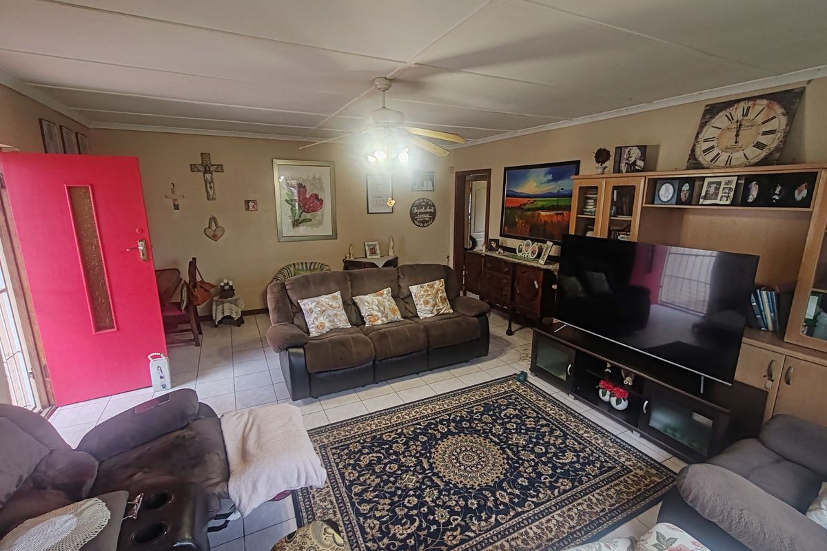 3 Bedroom Property in Manor Heights - Photo 3