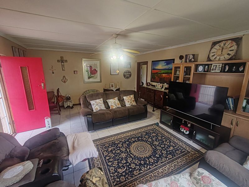 3 Bedroom Property in Manor Heights - Photo 3