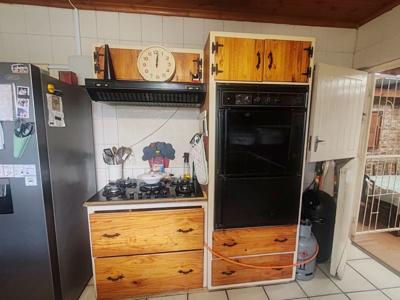 3 Bedroom Property in Manor Heights - Photo 9