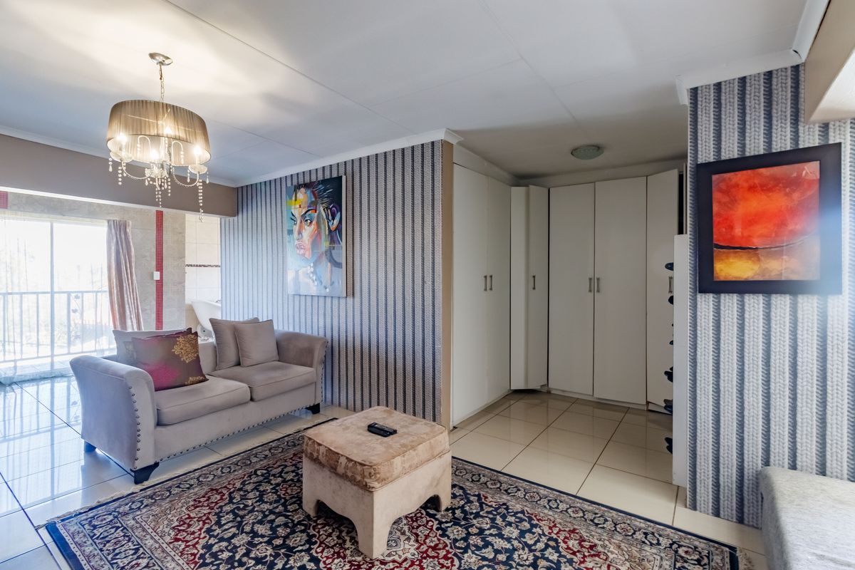 Exclusive Country Estate Living in Randjesfontein South – Spacious Family Home on 10 000m2 Stand - Photo 5