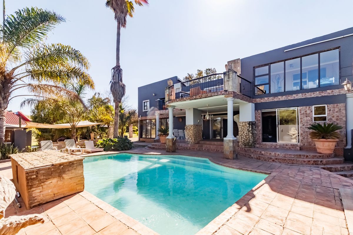 Exclusive Country Estate Living in Randjesfontein South – Spacious Family Home on 10 000m2 Stand - Photo 2