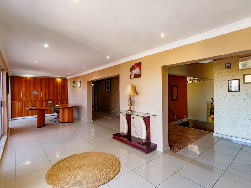 Exclusive Country Estate Living in Randjesfontein South – Spacious Family Home on 10 000m2 Stand - Photo 9