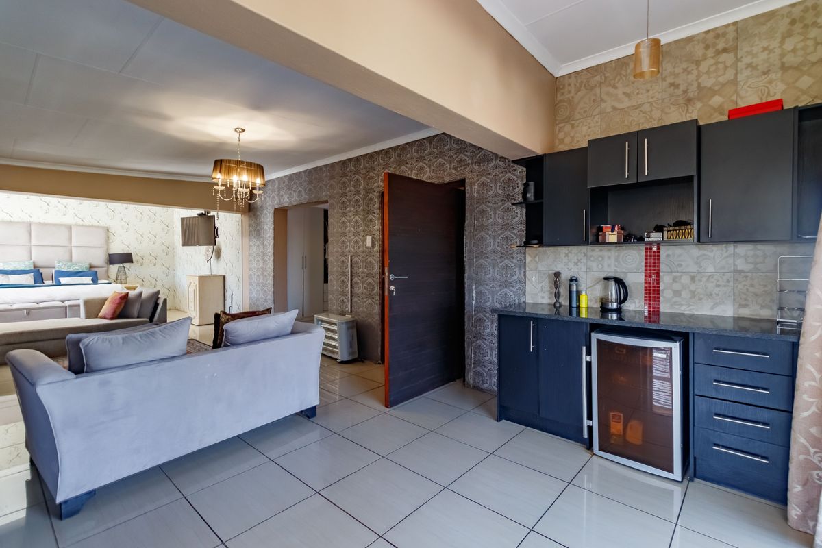 Exclusive Country Estate Living in Randjesfontein South – Spacious Family Home on 10 000m2 Stand - Photo 4