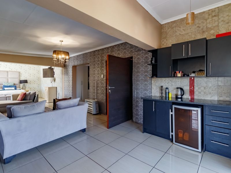 Exclusive Country Estate Living in Randjesfontein South – Spacious Family Home on 10 000m2 Stand - Photo 4