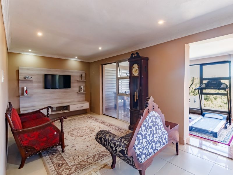 Exclusive Country Estate Living in Randjesfontein South – Spacious Family Home on 10 000m2 Stand - Photo 8