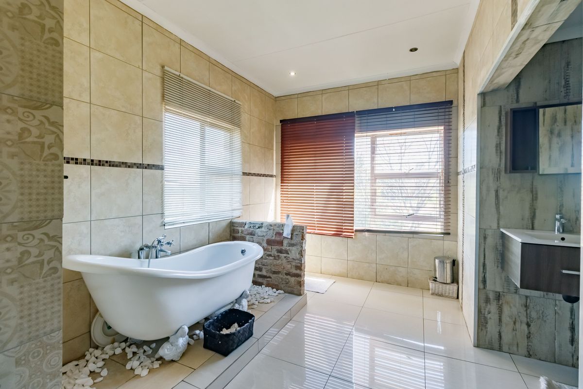 Exclusive Country Estate Living in Randjesfontein South – Spacious Family Home on 10 000m2 Stand - Photo 3