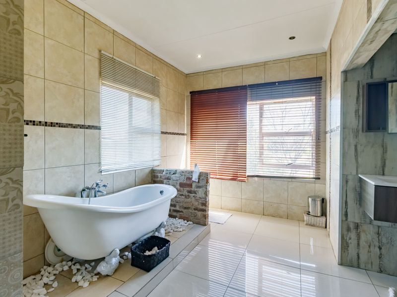 Exclusive Country Estate Living in Randjesfontein South – Spacious Family Home on 10 000m2 Stand - Photo 3