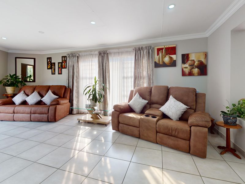 Immaculate Family Home with Flatlet & Solar in an Exclusive Enclosed Area of Sunward Park - Photo 5