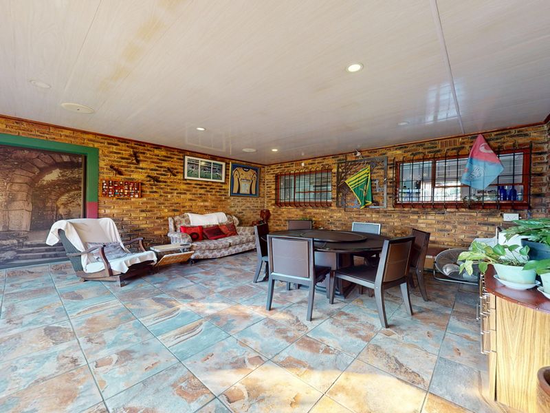 Immaculate Family Home with Flatlet & Solar in an Exclusive Enclosed Area of Sunward Park - Photo 2
