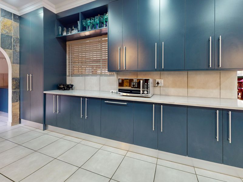 Immaculate Family Home with Flatlet & Solar in an Exclusive Enclosed Area of Sunward Park - Photo 10