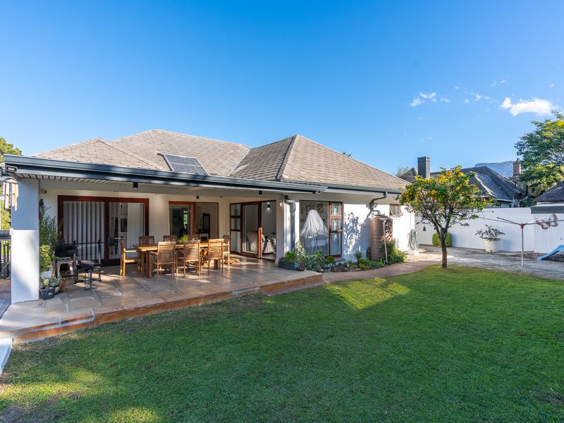 Where Location Meets Lifestyle – An Immaculate Family Retreat - Photo 2