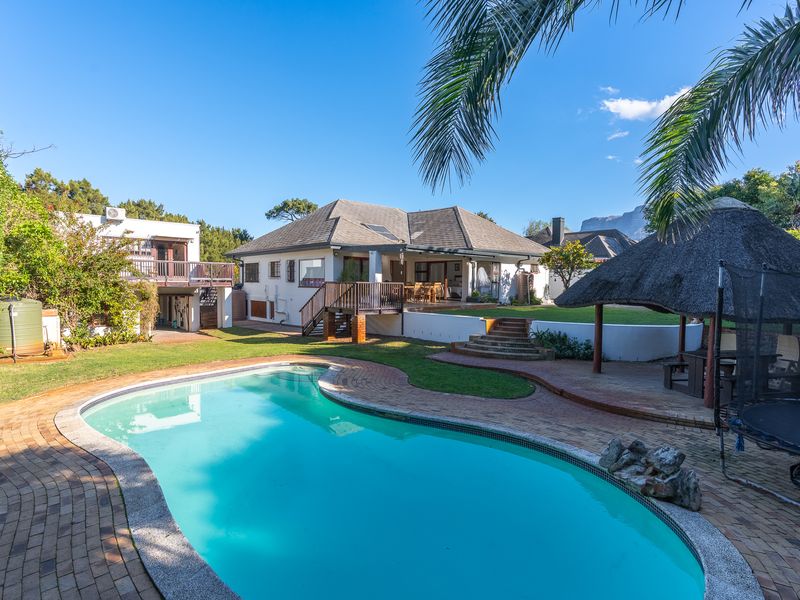 Where Location Meets Lifestyle – An Immaculate Family Retreat - Photo 1