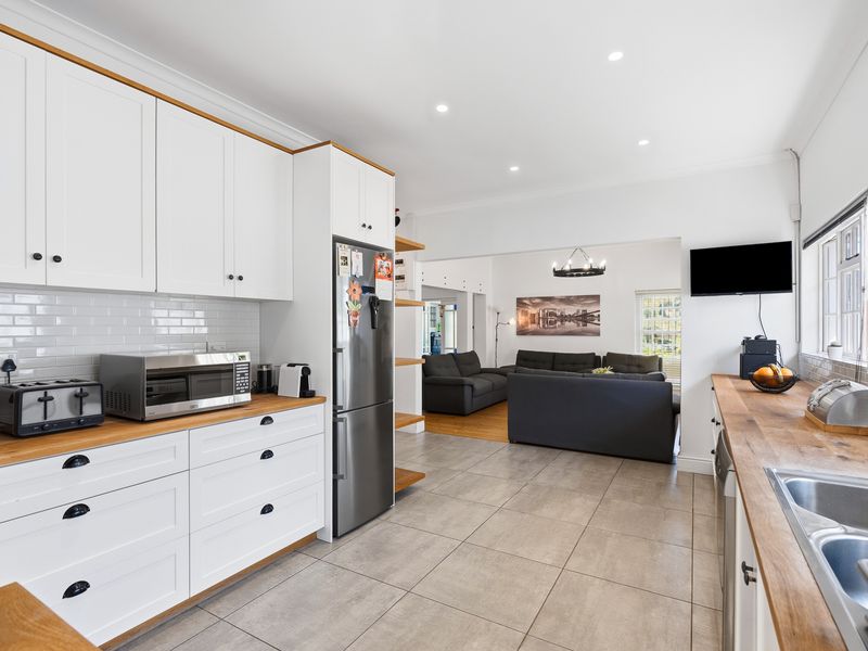 Where Location Meets Lifestyle – An Immaculate Family Retreat - Photo 8