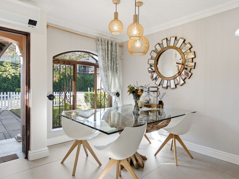 Uber Chic Townhouse Living - Photo 9