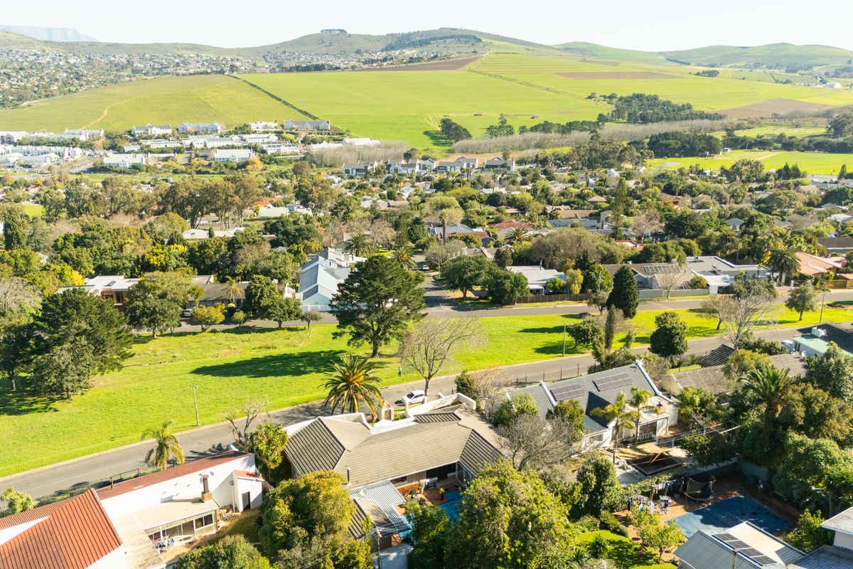 Beautiful Family Home in a Prime Position with Breathtaking Views - Photo 4