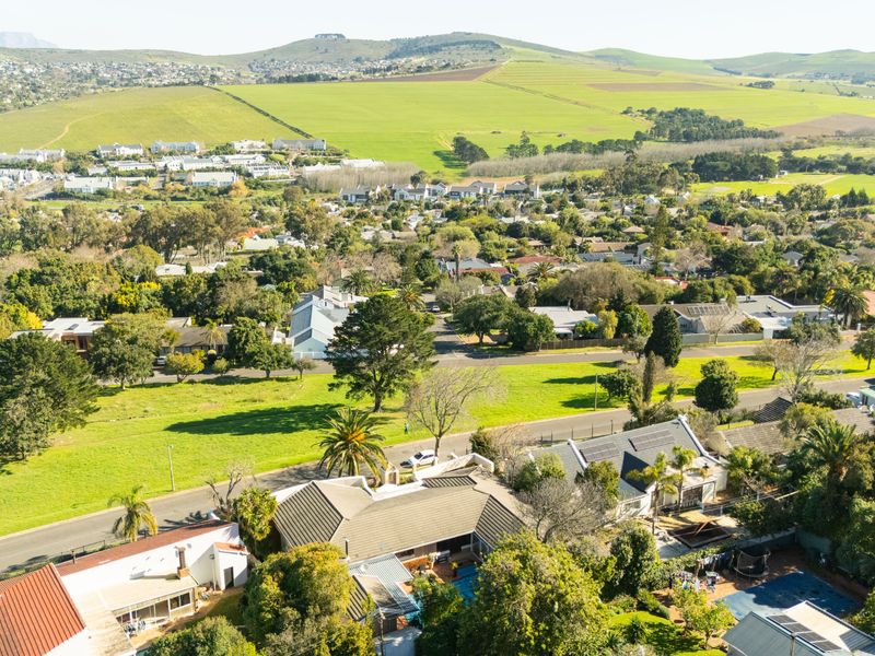 Beautiful Family Home in a Prime Position with Breathtaking Views - Photo 4