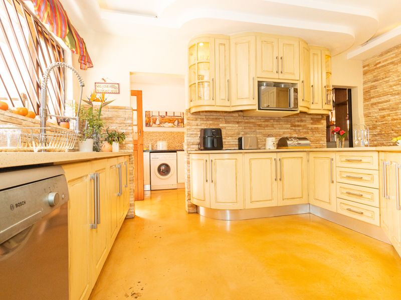 Beautiful Family Home in a Prime Position with Breathtaking Views - Photo 10