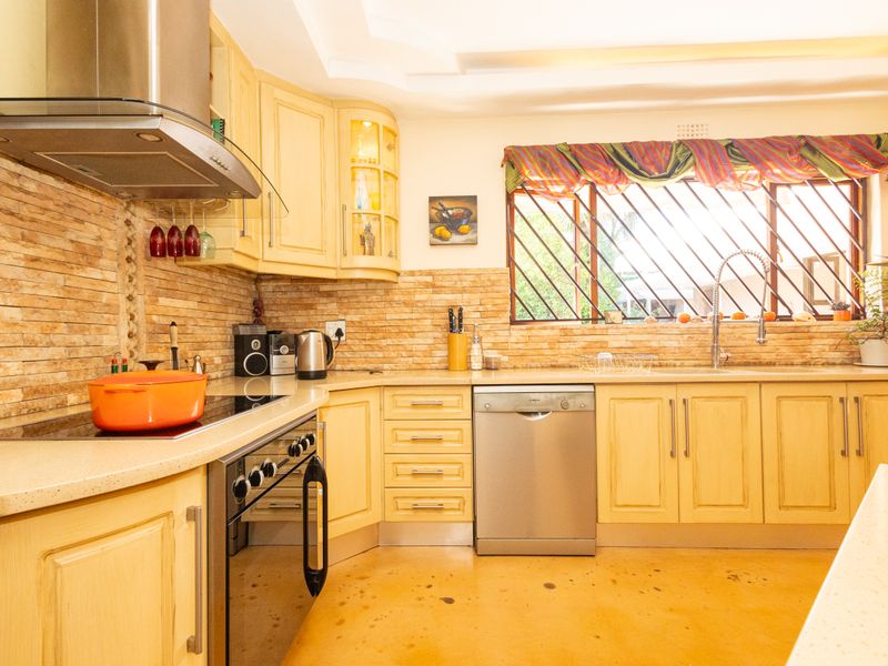 Beautiful Family Home in a Prime Position with Breathtaking Views - Photo 9