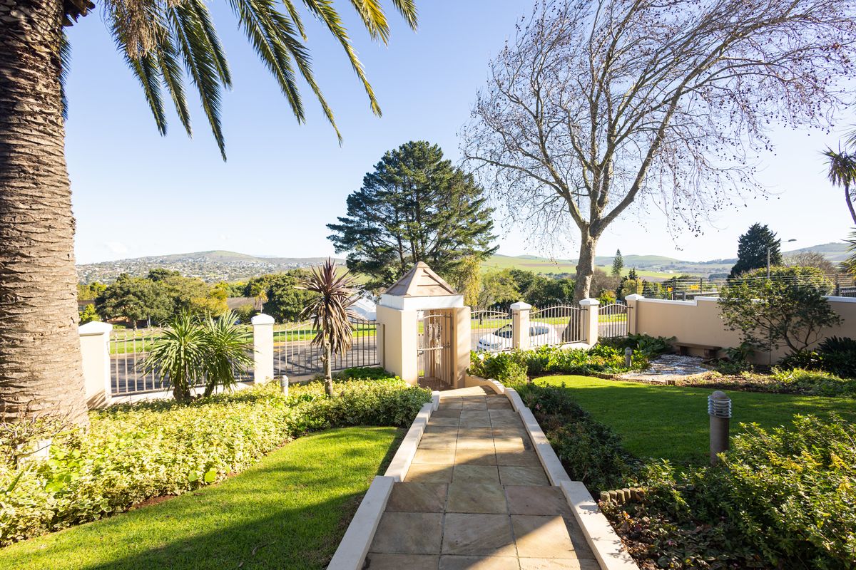 Beautiful Family Home in a Prime Position with Breathtaking Views - Photo 3