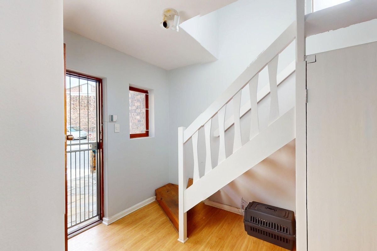 Modern 3 Bedroom Townhouse with Private Garden in Sought-After Villa Glen - Photo 4