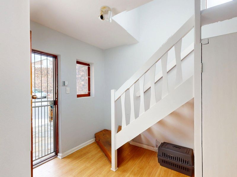 Modern 3 Bedroom Townhouse with Private Garden in Sought-After Villa Glen - Photo 4