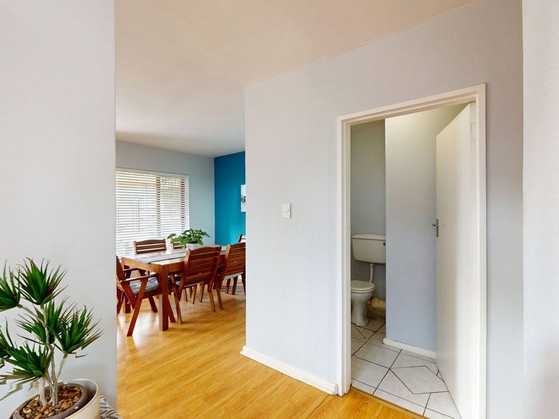 Modern 3 Bedroom Townhouse with Private Garden in Sought-After Villa Glen - Photo 6