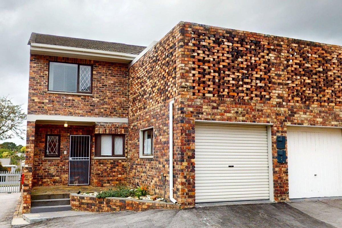 Modern 3 Bedroom Townhouse with Private Garden in Sought-After Villa Glen - Photo 2