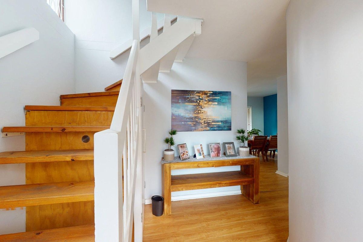 Modern 3 Bedroom Townhouse with Private Garden in Sought-After Villa Glen - Photo 5