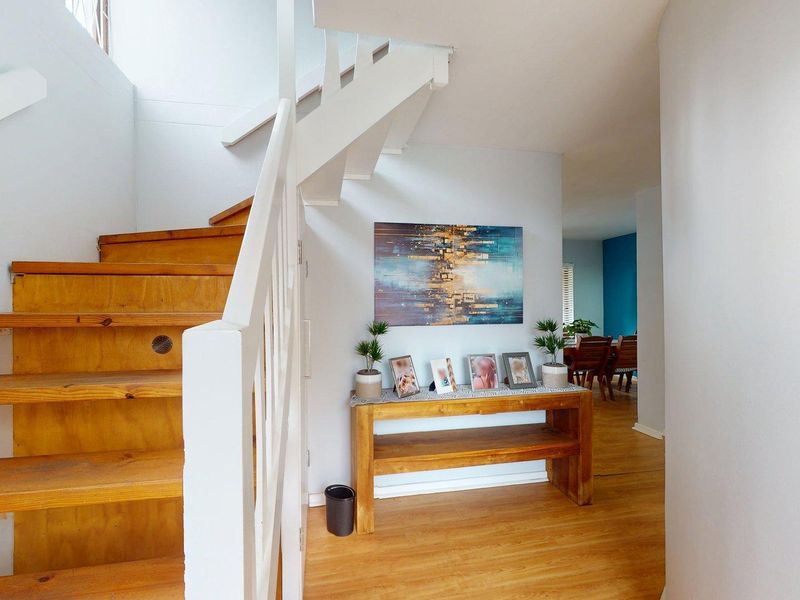 Modern 3 Bedroom Townhouse with Private Garden in Sought-After Villa Glen - Photo 5