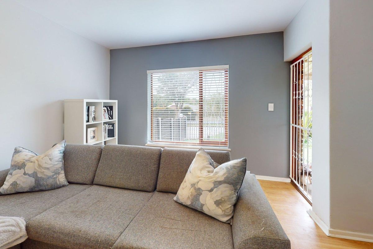 Modern 3 Bedroom Townhouse with Private Garden in Sought-After Villa Glen - Photo 3