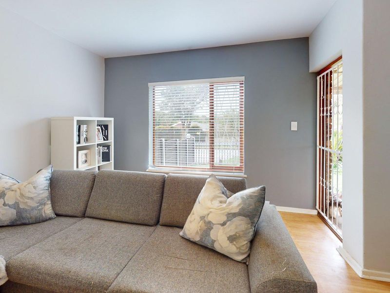Modern 3 Bedroom Townhouse with Private Garden in Sought-After Villa Glen - Photo 3