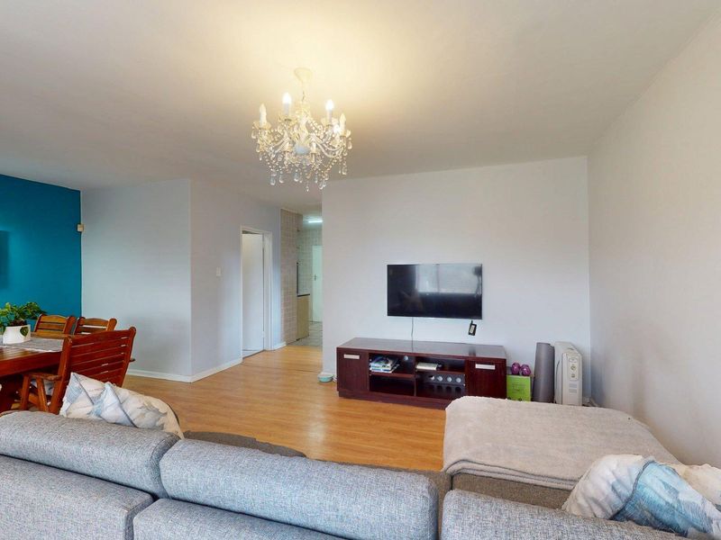 Modern 3 Bedroom Townhouse with Private Garden in Sought-After Villa Glen - Photo 10