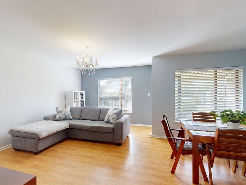 Modern 3 Bedroom Townhouse with Private Garden in Sought-After Villa Glen - Photo 9
