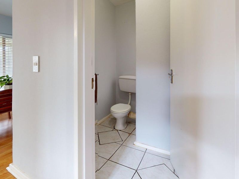 Modern 3 Bedroom Townhouse with Private Garden in Sought-After Villa Glen - Photo 8