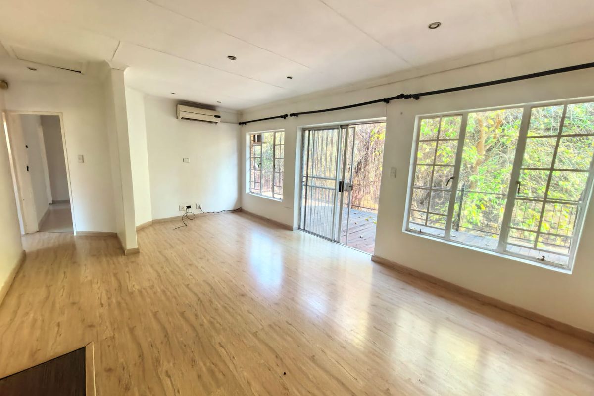 Stunning 3-bedroom townhouse in Safari Gardens, Rustenburg—modern living, prime location, and ready! - Photo 5