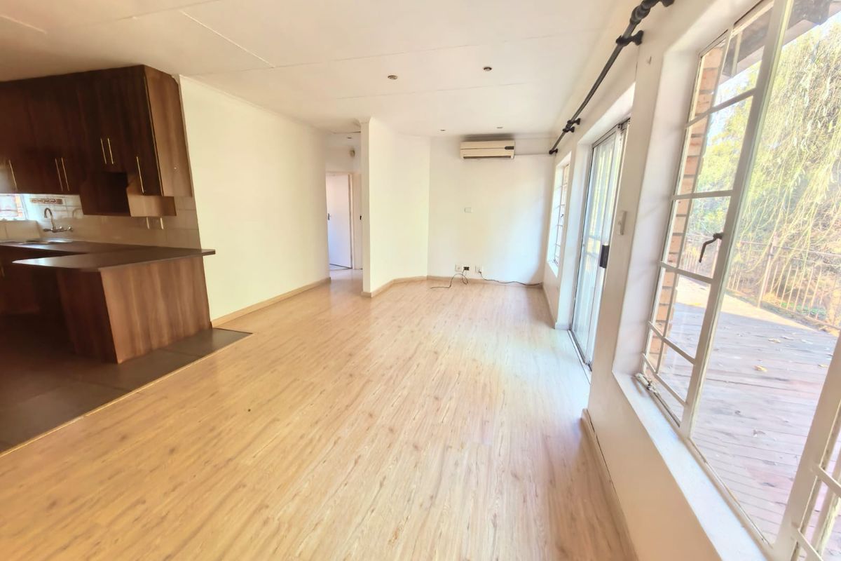Stunning 3-bedroom townhouse in Safari Gardens, Rustenburg—modern living, prime location, and ready! - Photo 4