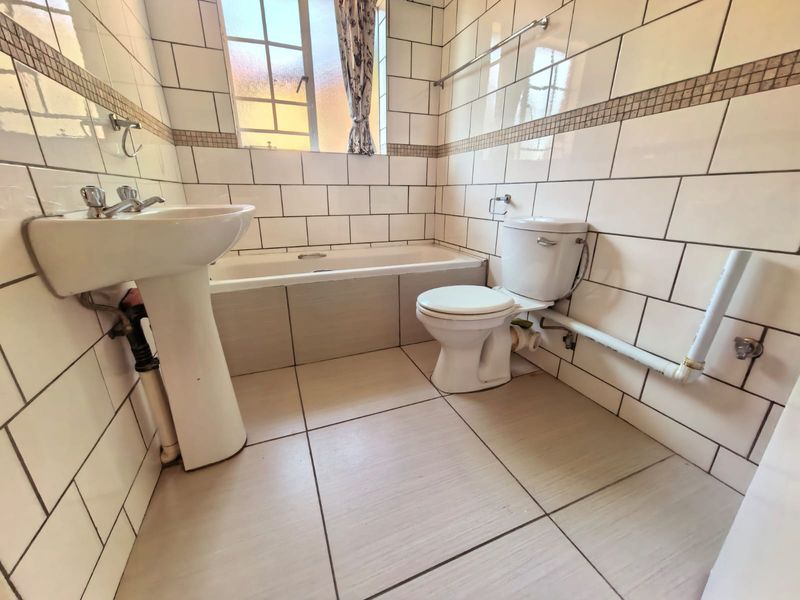 Stunning 3-bedroom townhouse in Safari Gardens, Rustenburg—modern living, prime location, and ready! - Photo 10