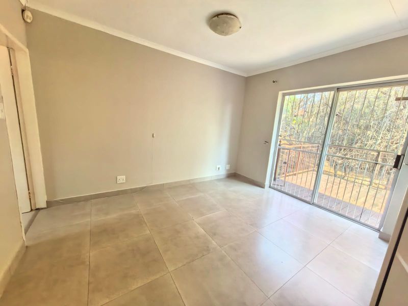 Stunning 3-bedroom townhouse in Safari Gardens, Rustenburg—modern living, prime location, and ready! - Photo 8