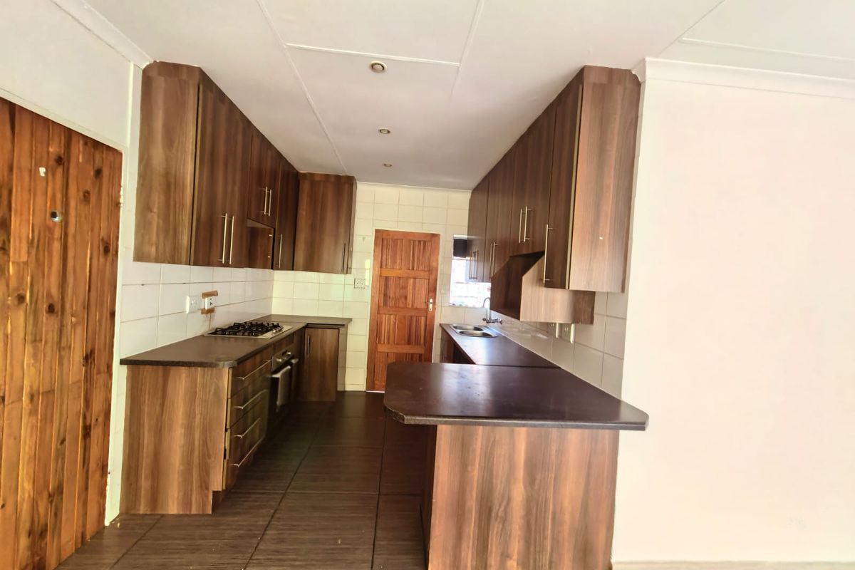 Stunning 3-bedroom townhouse in Safari Gardens, Rustenburg—modern living, prime location, and ready! - Photo 2