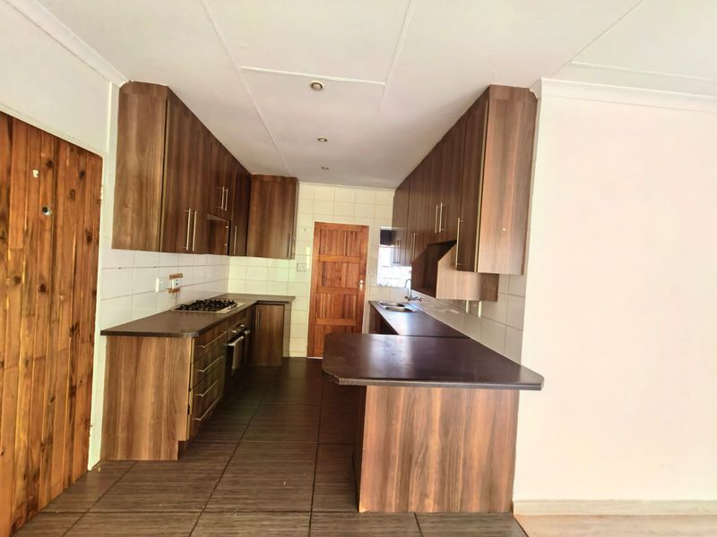 Stunning 3-bedroom townhouse in Safari Gardens, Rustenburg—modern living, prime location, and ready! - Photo 2