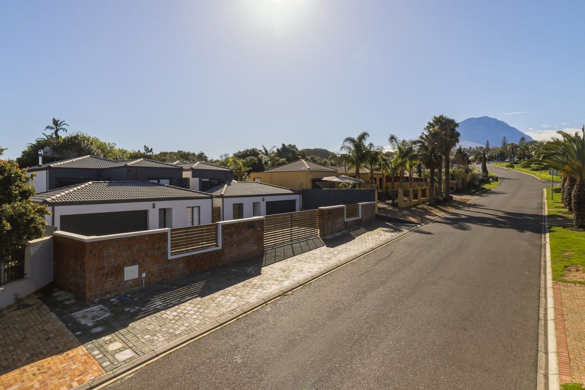 Private Living, Perfectly Positioned - Photo 2