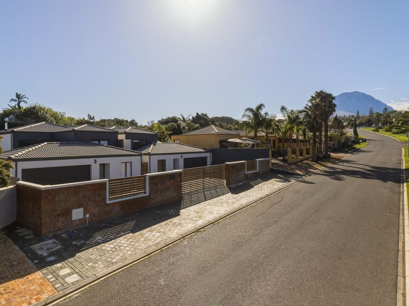 Private Living, Perfectly Positioned - Photo 2