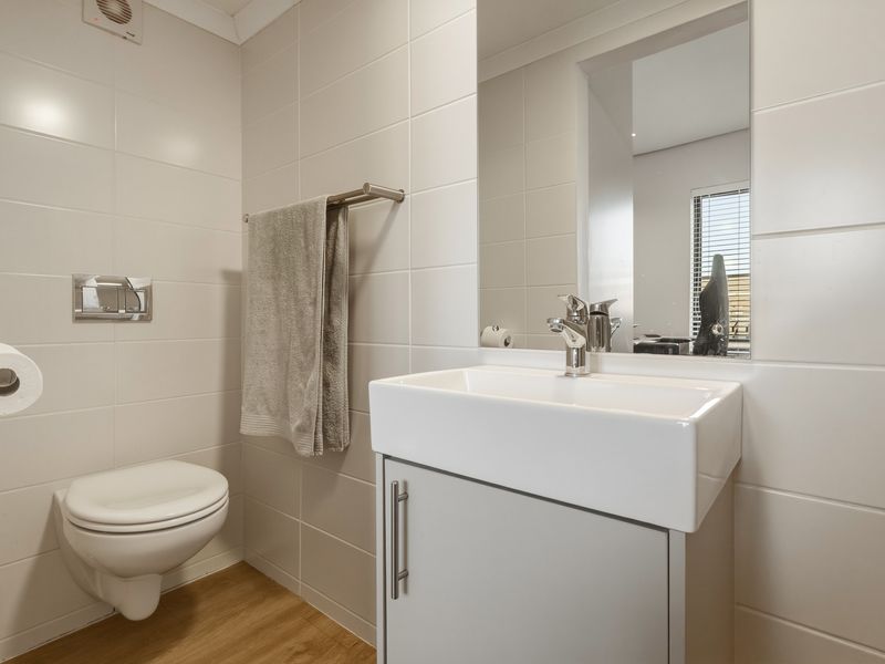 Private Living, Perfectly Positioned - Photo 10