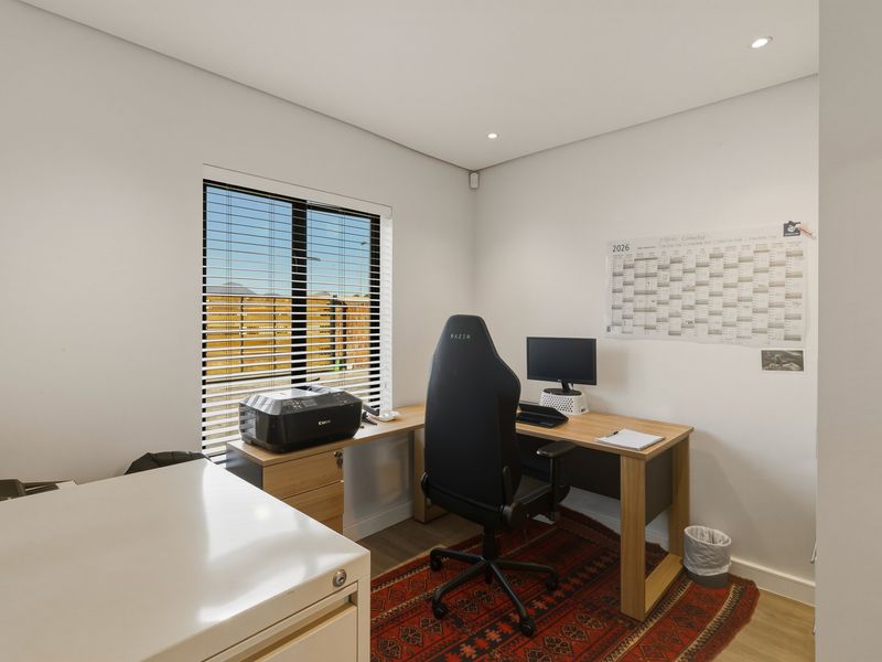 Private Living, Perfectly Positioned - Photo 8